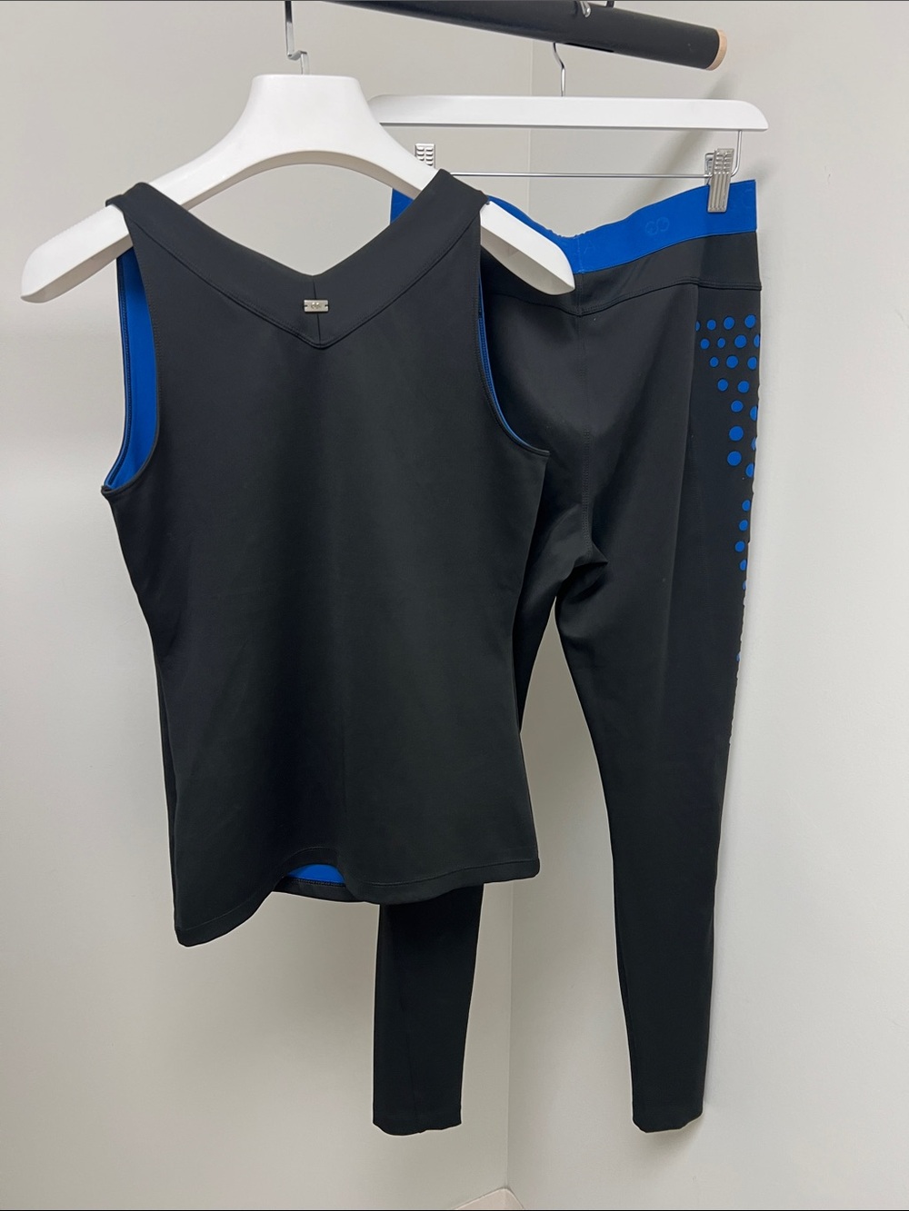 Escada Athletic Set - Picture 4 of 9